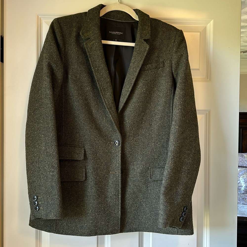 Excellent like new condition Olive Green Tweed Banana Republic Blazer